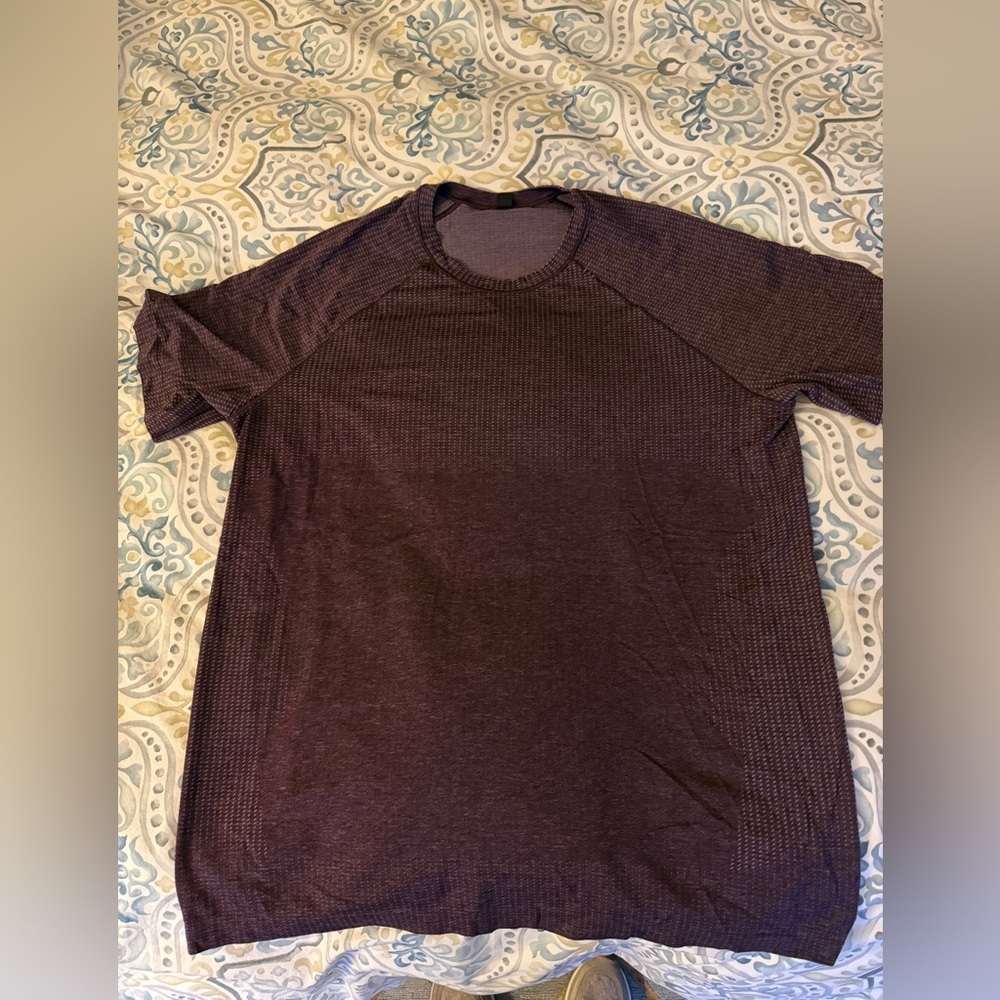 Lululemon Men’s Short Sleeve Performance Shirt – XL
